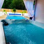 Maison A Avec Piscine Et Jacuzzi
