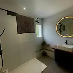 Maison A Avec Piscine Et Jacuzzi 펜션 *