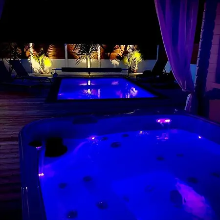 펜션 Maison A Avec Piscine Et Jacuzzi 비스카로세