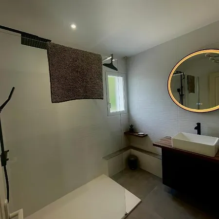 Maison A Avec Piscine Et Jacuzzi 펜션 *
