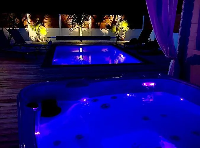Dom wakacyjny Maison A Avec Piscine Et Jacuzzi Biscarrosse