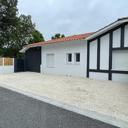 Hébergement de vacances Maison à Avec Piscine Et Jacuzzi