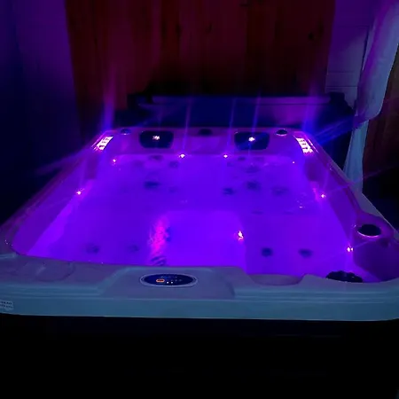 Dom wakacyjny Maison A Avec Piscine Et Jacuzzi Biscarrosse