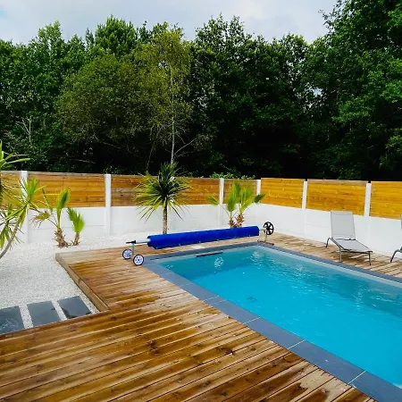 Dom wakacyjny Maison A Avec Piscine Et Jacuzzi